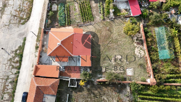 ИЗЦЯЛО ОБЗАВЕДЕНА КЪЩА С  ГАРАЖ В МОМИНО СЕЛО