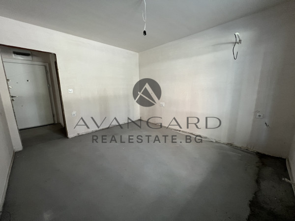 Двустаен апартамент с веранда на ул.Рая