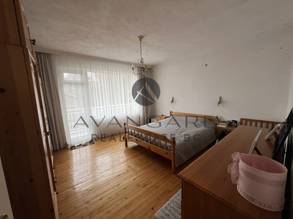 SPACIOUS FLOOR OF HOUSE WITH GARAGE AND ATTIC