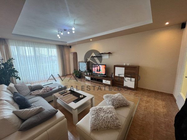 SPACIOUS FLOOR OF HOUSE WITH GARAGE AND ATTIC