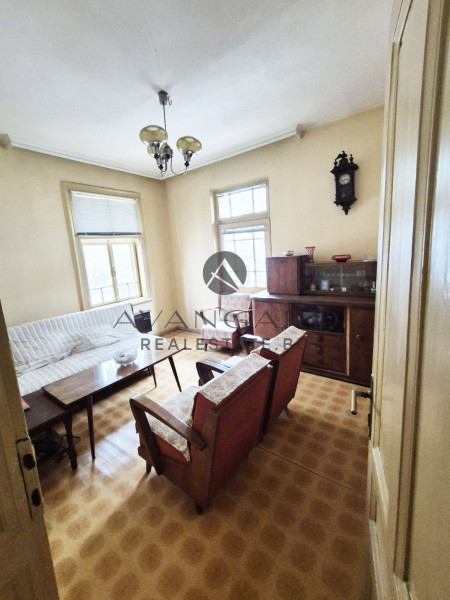 Two -storey house with shop / city garden