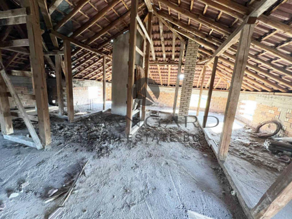 САМОСТОЯТЕЛНА КЪЩА С ДВОР / с. Скутаре