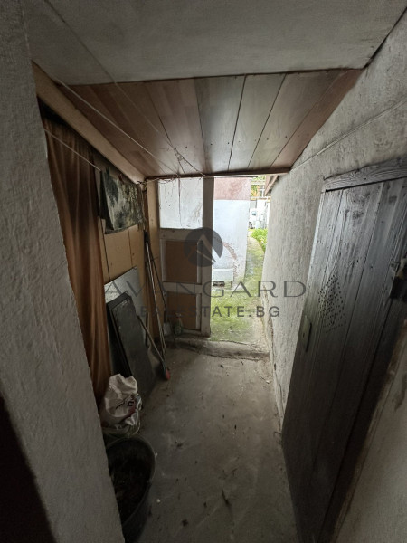 Floor of a house with parking space / grape market