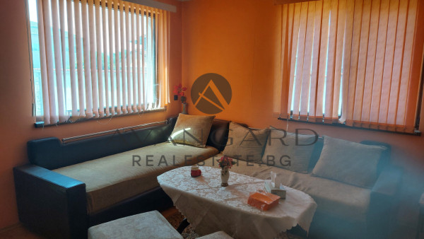 Двуетажна Къща с ДВОЕН ГАРАЖ И 1000 КВ.М. ДВОР/ Костиево