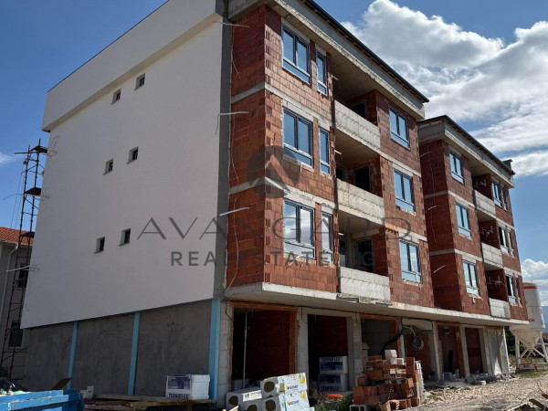 Двустаен апартамент / Прослав