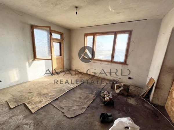 САМОСТОЯТЕЛНА КЪЩА С ДВОР / с. Скутаре