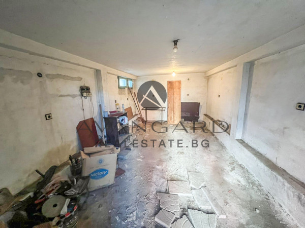 THREE-ROOM APARTMENT WITH FOUR SEPARATE ROOMS! JUDGE!