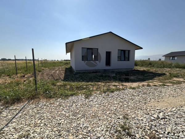 A private house with a yard! Orizari!