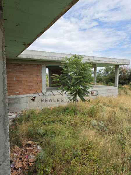 САМОСТОЯТЕЛНА КЪЩА С ДВОР / с. Брестник