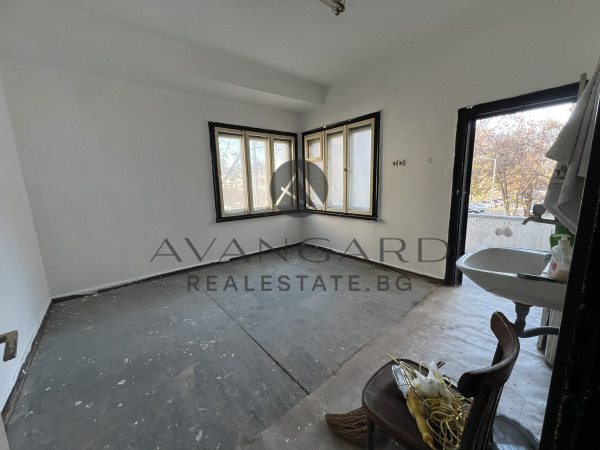 ЧЕТИРИСТАЕН С ВЪЗМОЖНОСТ ЗА ГАРАЖ  В КАМЕНИЦА 1