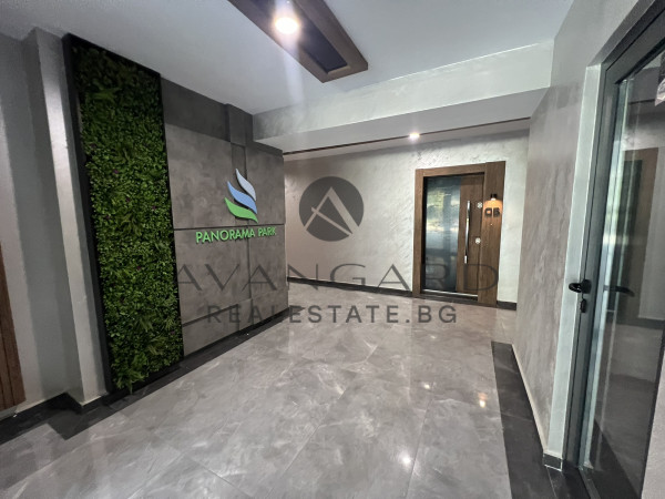 Двустаен апартамент с веранда на ул.Рая