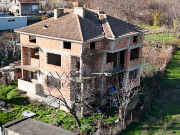 САМОСТОЯТЕЛНА КЪЩА С ДВОР / с. Скутаре