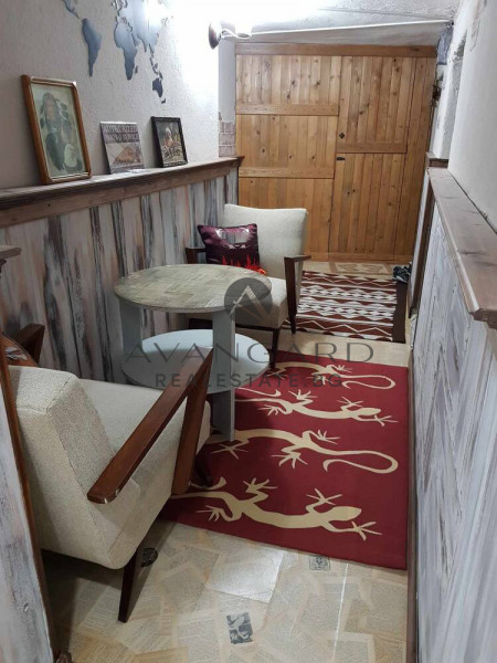 Къща с двор и офис сграда / Сточна гара