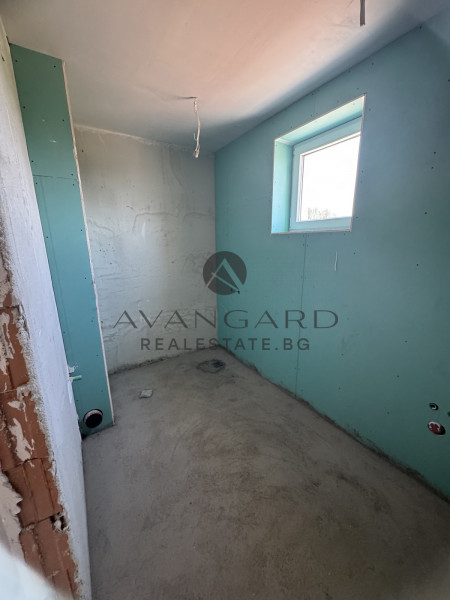 A spacious three bedroom in a luxury building with Act 16