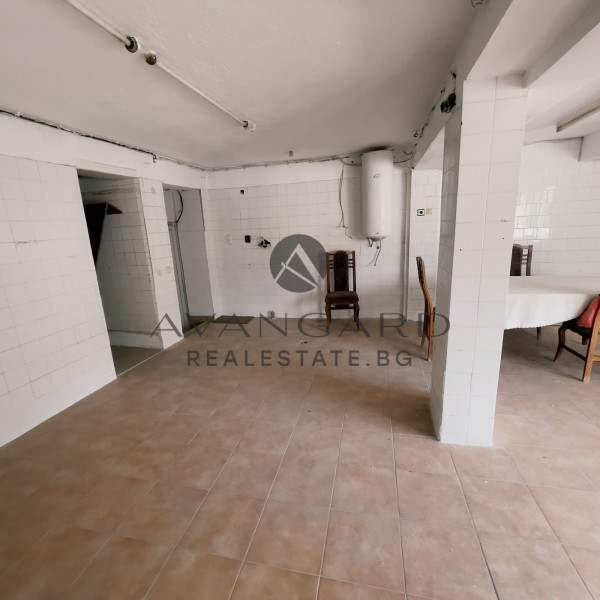 House/Business with built-up area of ​​976 square meters in the village of Markovo