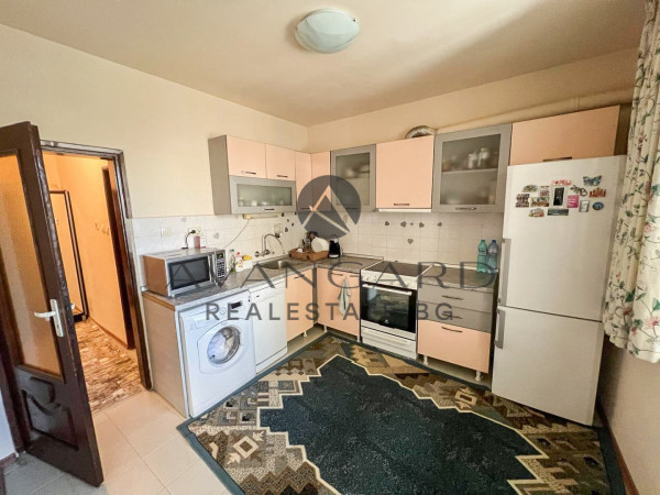 Двустаен с три отделни стаи!