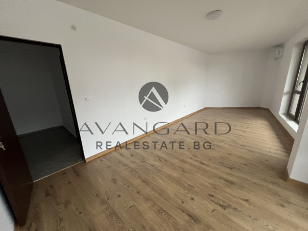 Spacious four-room maisonette with yard and veranda