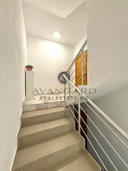 SPACIOUS FLOOR OF HOUSE WITH GARAGE AND ATTIC