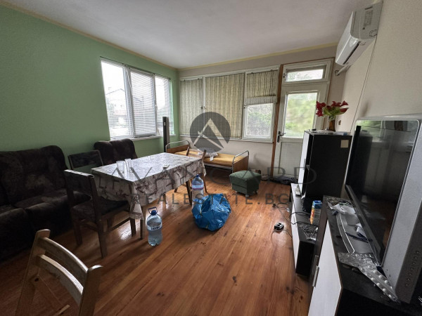 Floor of a house with basement and yard / Proslav
