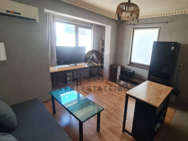 Къща с двор и офис сграда / Сточна гара