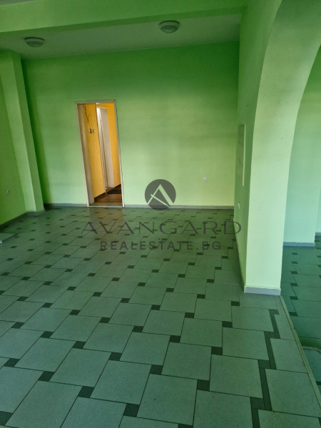 ПРОСТОРЕН МАГАЗИН В КЪРШИЯКА