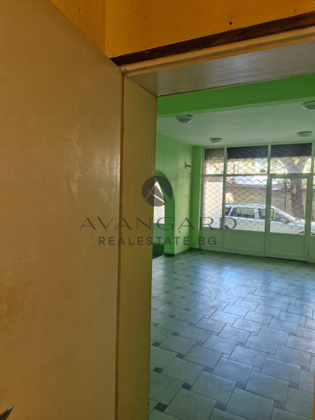 ПРОСТОРЕН МАГАЗИН В КЪРШИЯКА