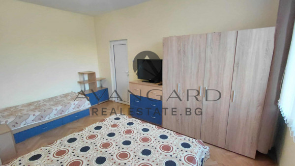 ДВУСТАЕН С ТРИ ОТДЕЛНИ СТАИ! СМИРНЕНСКИ