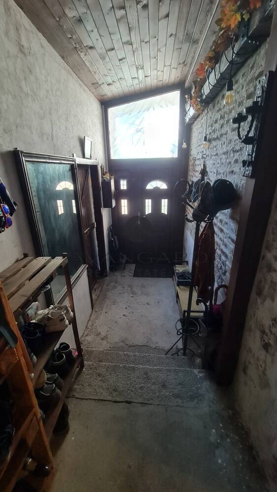 Къща с двор и офис сграда / Сточна гара