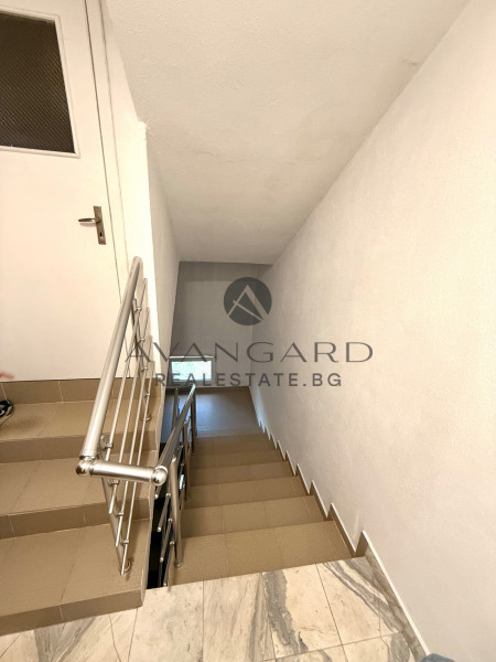SPACIOUS FLOOR OF HOUSE WITH GARAGE AND ATTIC