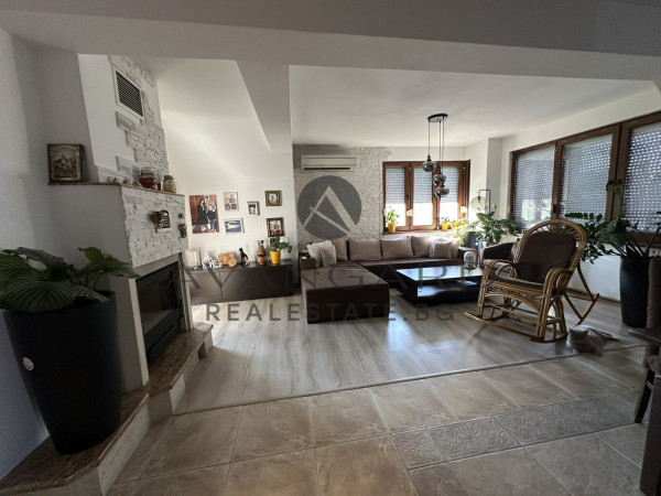 Luxury maisonette! Center!