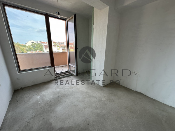 ПРОСТОРЕН ТРИСТАЕН / ТОП ЛОКАЦИЯ / НОВА СГРАДА