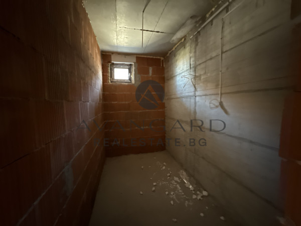 Двустаен апартамент / Прослав