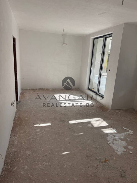 TWO-ROOM APARTMENT ON ACT 14 NEAR THE SATURDAY MARKET!!!