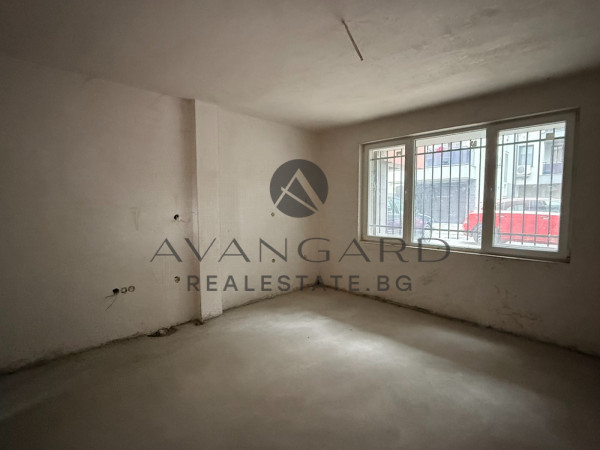 ТРИСТАЕН НЕОБЗАВЕДЕН! КАМЕНИЦА!