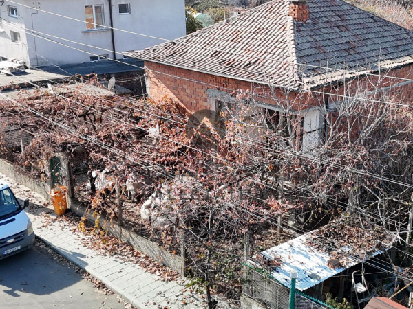 HOUSE WITH YARD, ZLATITRAP village