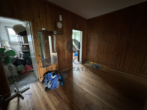 Floor of a house with basement and yard / Proslav