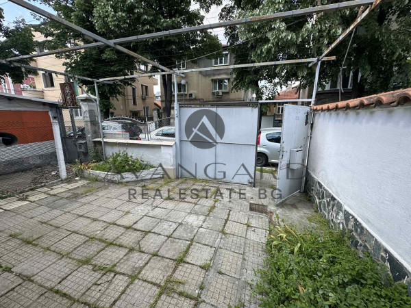 Floor of a house with parking space / grape market