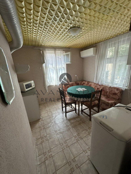 Floor of a house with parking space / grape market