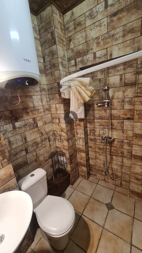 Къща с двор и офис сграда / Сточна гара