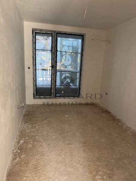 TWO-ROOM APARTMENT ON ACT 14 NEAR THE SATURDAY MARKET!!!