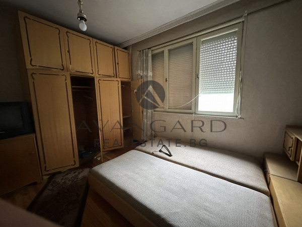 Floor of a house with basement and yard / Proslav