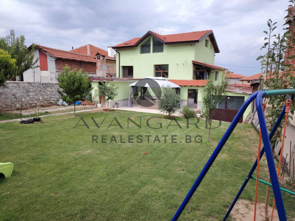 Three-storey house / Brestovitsa