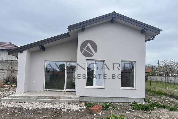 House in front of Act16 / Yagodovo