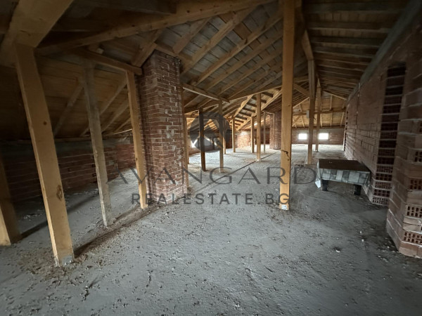 ДВЕ ТРИЕТАЖНИ ОГЛЕДАЛНИ КЪЩИ / С. ЦАРАЦОВО