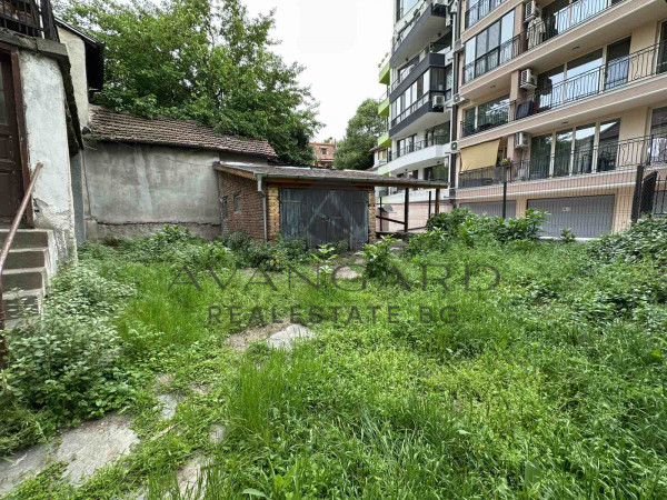 Floor of a house next to the City Garden