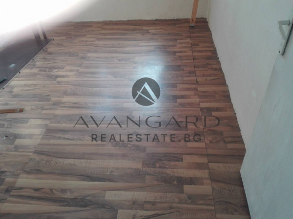 Етаж от къща / Златитрап