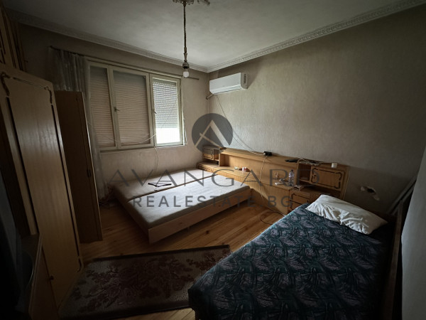 Floor of a house with basement and yard / Proslav