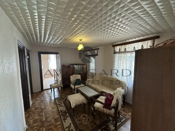 Floor of a house with parking space / grape market