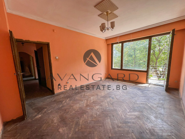 One -bedroom apartment with three separate rooms in Kamenitsa 1