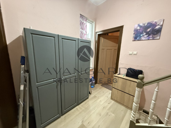 ОБЗАВЕДЕН ЕТАЖ ОТ КЪЩА В КАПАНА!